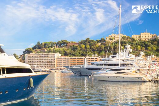 Yachts amarrés dans la marina sous le ciel bleu.