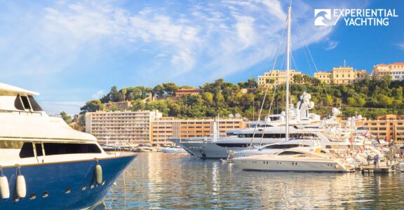 Yachts amarrés dans la marina sous le ciel bleu.