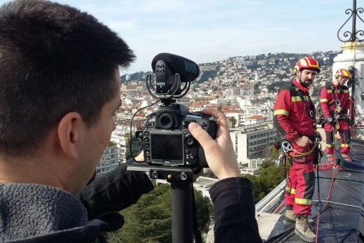 Le photographe capture des ouvriers en rouge sur le toit.